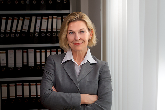 Frau Regitnig-Tillian vor Bücherwand